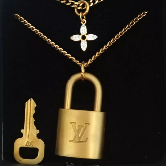Authentic Louis Vuitton Gold Lock & Key with necklace Vintage flower pendent - Picture 1 of 7